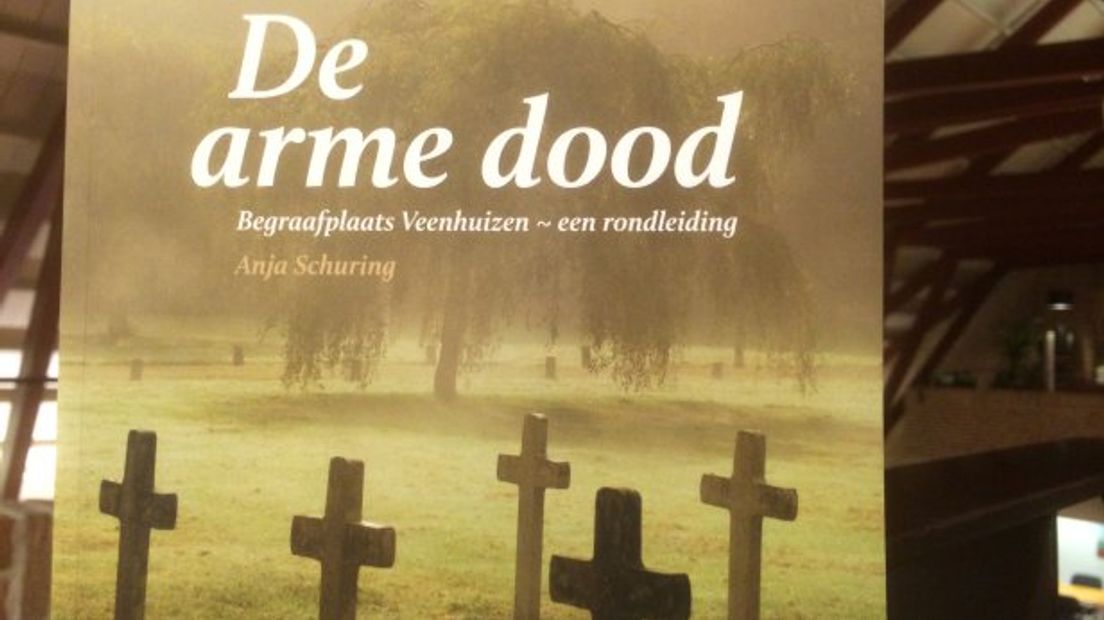 Boek over begraafplaats Veenhuizen gepresenteerd - RTV Drenthe