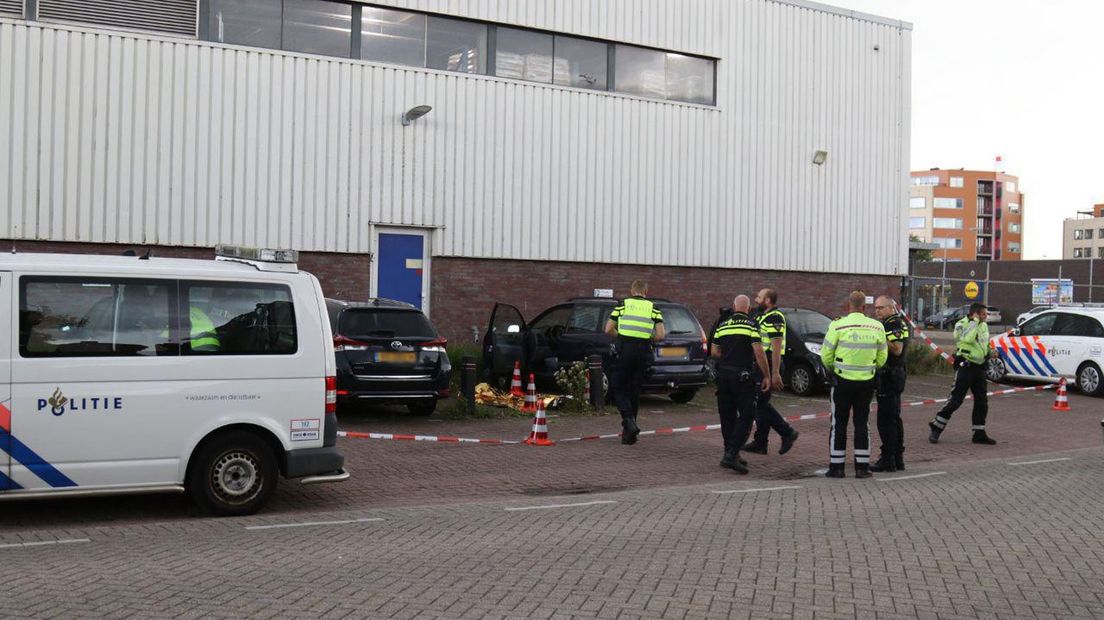 De politie doet onderzoek op de plek van de steekpartij