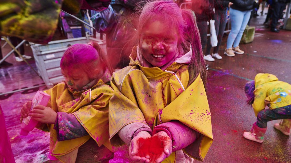 Kinderen hebben plezier bij Holi Phagwa in Den Haag