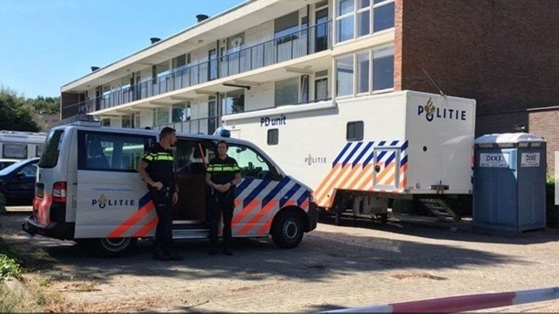 Politie bij de flat van Shelley.