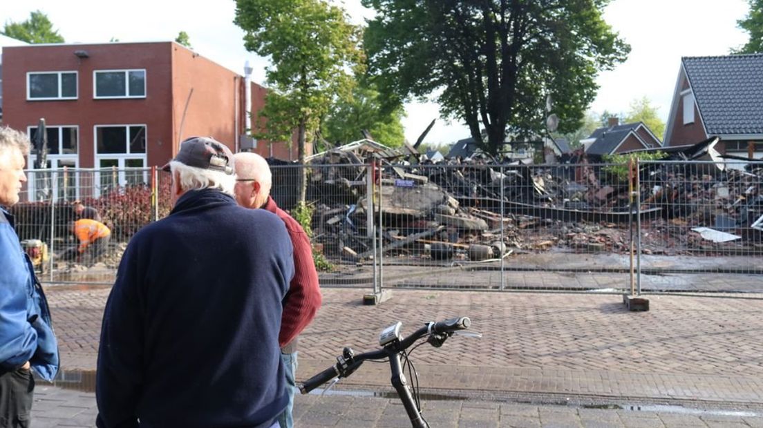 Buurtbewoners komen een kijkje nemen