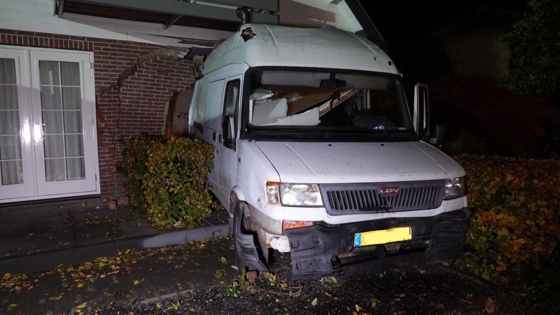 Een bestuurder is donderdagavond met zijn busje achteruit een woning binnengereden. Dat gebeurde aan De Cotelaer in Barneveld.