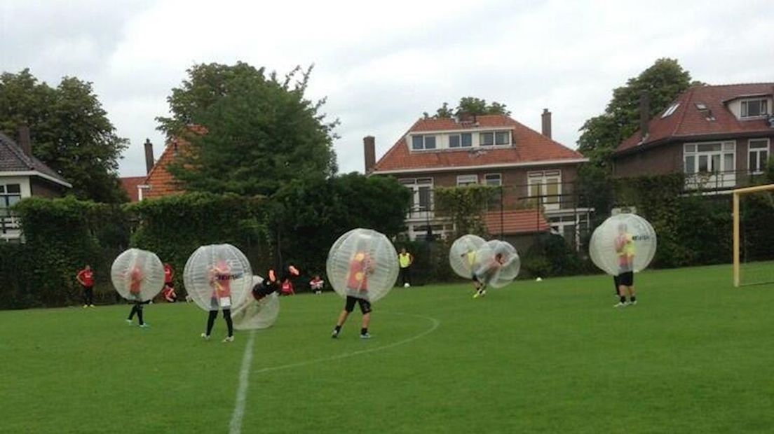 Bubbel voetbal op het trainingsveld