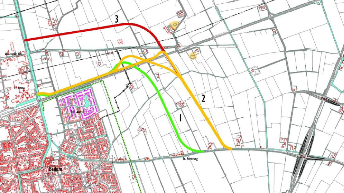 De gele lijn geeft de nieuwe rondweg aan.