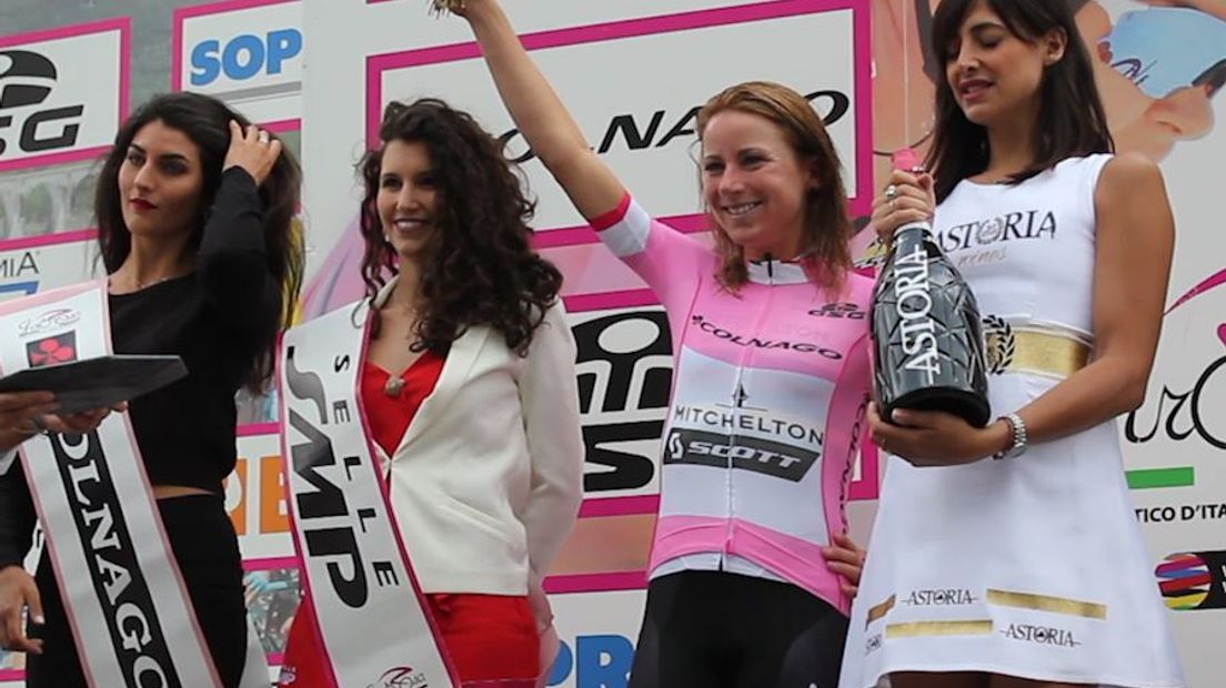 Annemiek van Vleuten genoot van haar eerste dag in de roze trui in de Giro Rosa. In de achtste rit kwam ze niet in de problemen.