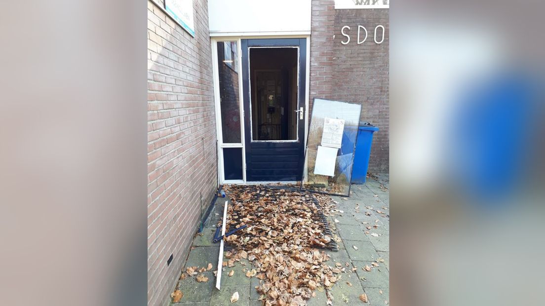 De deuren werden vernield bij de inbraak (Rechten: Politie Zuidoost-Drenthe)