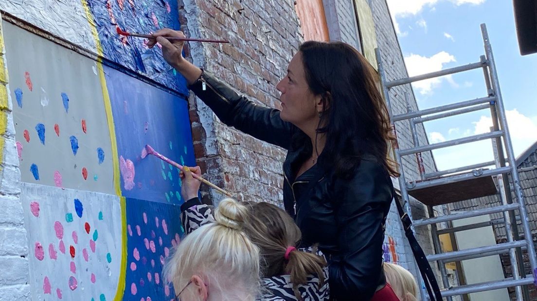 SP-Kamerlid Sandra Beckerman helpt mee met schilderen in Stedum