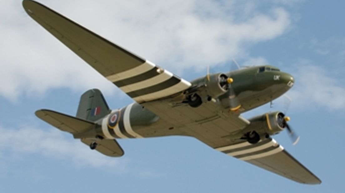 Eerbetoon met Dakota boven Ugchelen, Elspeet en Oosterbeek