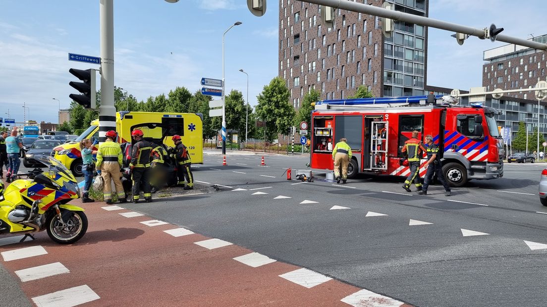 Brandweerlieden bevrijden inzittenden van een auto op de kruising Europaweg-Griffeweg