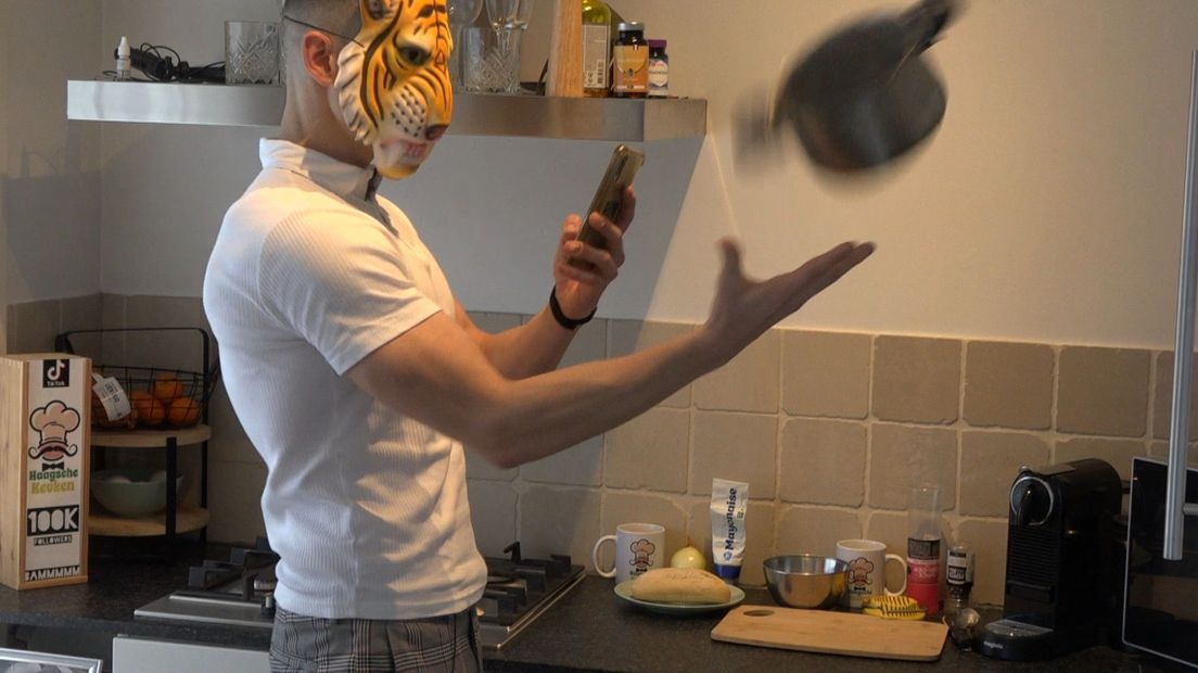 Chef kookte altijd met een tijgermasker op, maar wie zit er achter dat masker?