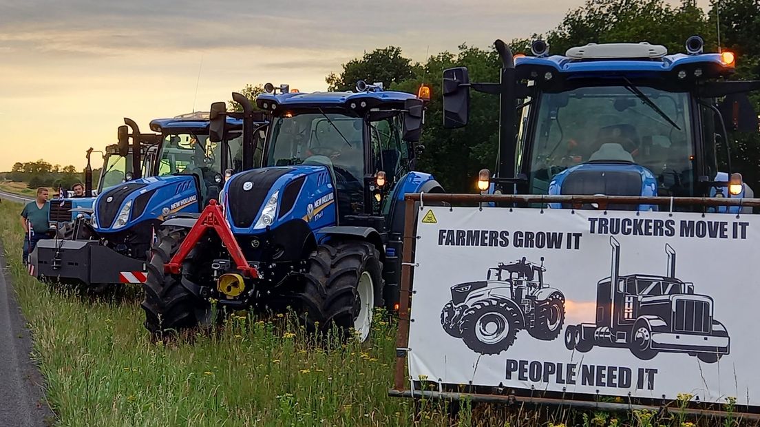 Protesterende boeren, zondagavond, bij oprit Marum aan de A7