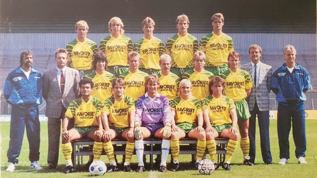 De elftalfoto van FC Den Haag in het seizoen 1988/1989, zonder Jol