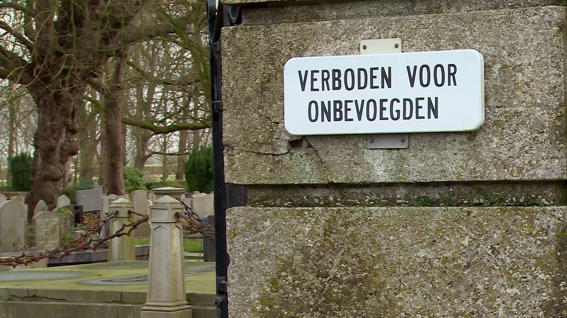 De algemene begraafplaats is 24 uur per dag toegankelijk