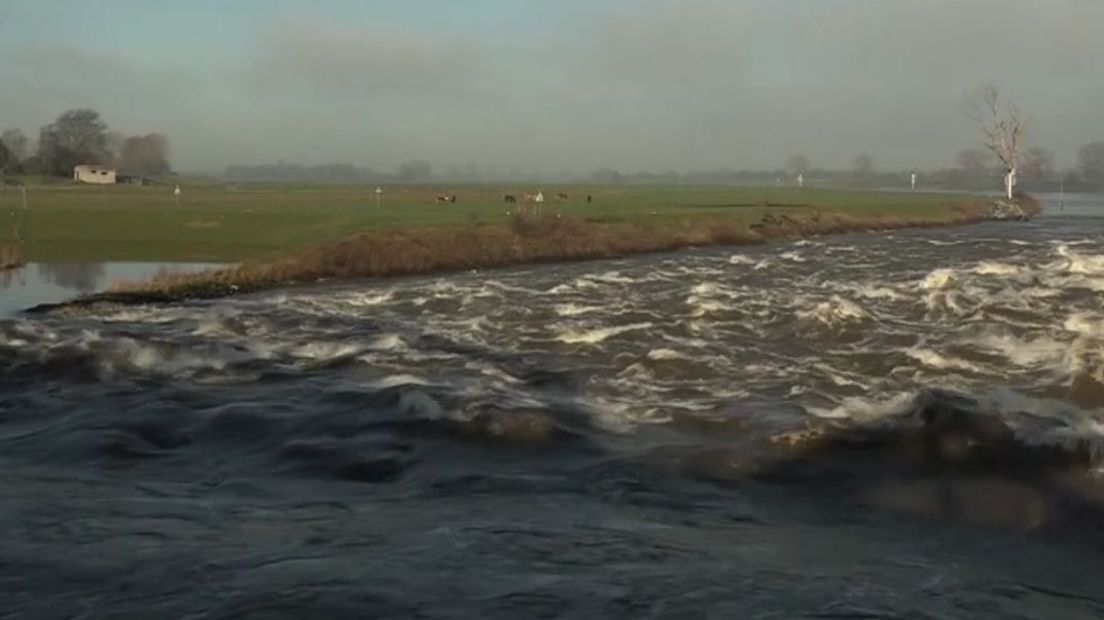 Rijkswaterstaat Zuid-Nederland neemt geen extra maatregelen bij de tijdelijke dam bij Nederasselt. De overvloedige regenval van de afgelopen dagen zorgt ervoor dat het waterpeil in de Maas hoger stijgt dan eerder was ingeschat, maar een woordvoerder van Rijkswaterstaat zegt dat de afvoer van het water onder controle is.
