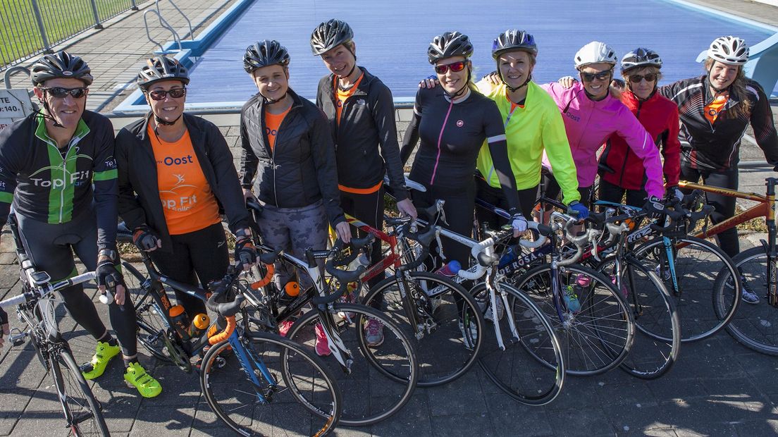Een aantal RTV Oost Top Fit Sisters met coach Mathijn klaar om te fietsen