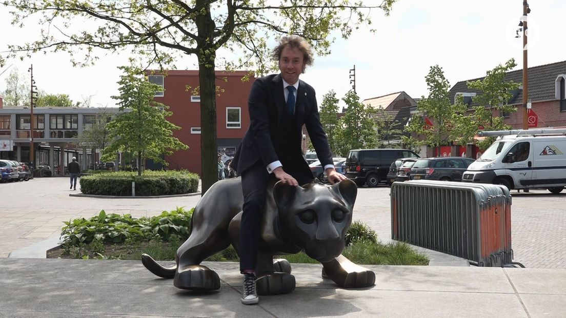 Op het Stadsplein in 's Heerenberg staat een standbeeld van een leeuwenwelpje
