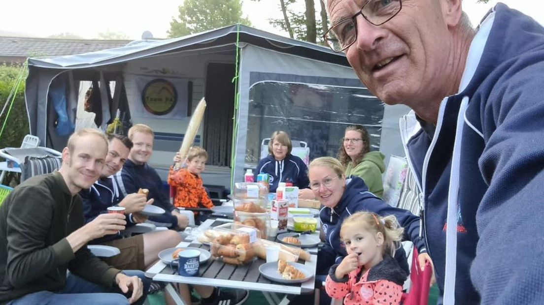 Maarten ontbijt mee met familie De Vries van Team PA