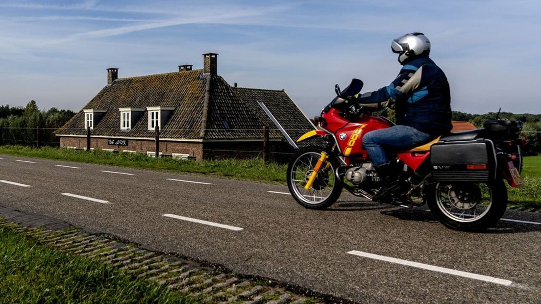 Een motorrijder op de dijk.