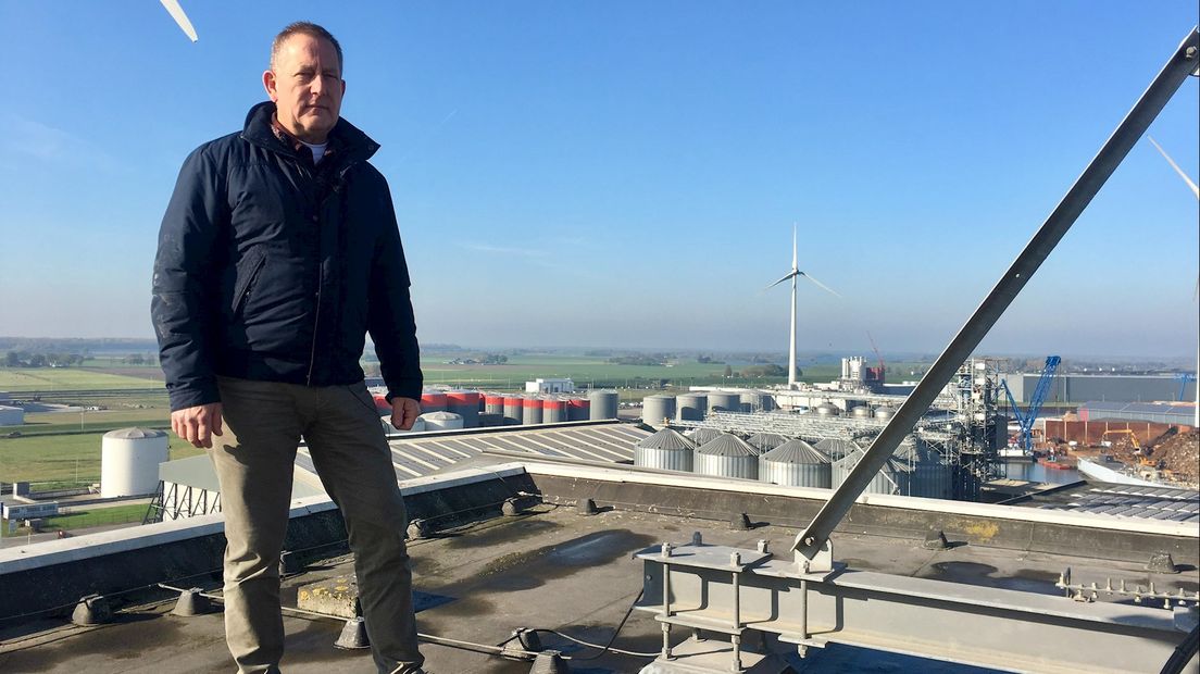 Bert Weever op het dak van één van zijn zeven bedrijfsgebouwen in Kampen