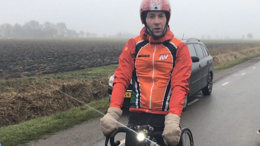 Han Poppema, hier op de fiets bij Sint-Annen, wil in 2020 twaalf triatlons afwerken.