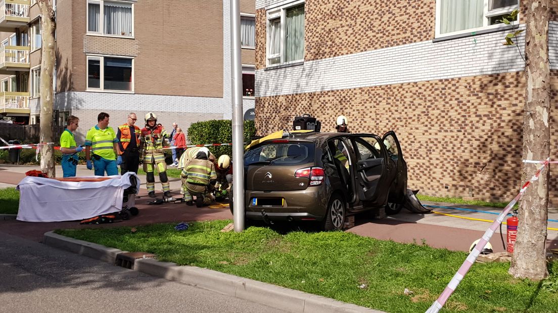 Het slachtoffer moest door de brandweer uit de auto worden bevrijd.