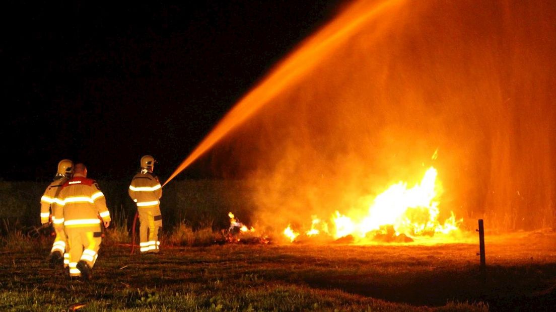 Brandweer blust rietbrand in Giethoorn