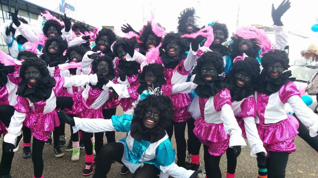 Danspieten bij de intocht van Sinterklaas op Scheveningen.