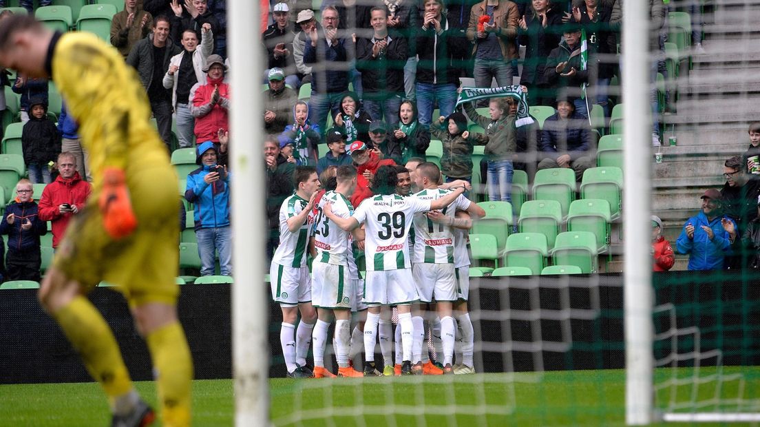 De spelers van FC Groningen vieren de 2-0 van Samir Memisevic