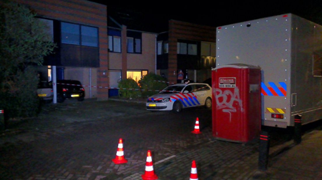 De politie is sinds maandagmiddag bezig met onderzoek in en rond een woning aan de Caro van Eycklaan in Zutphen.