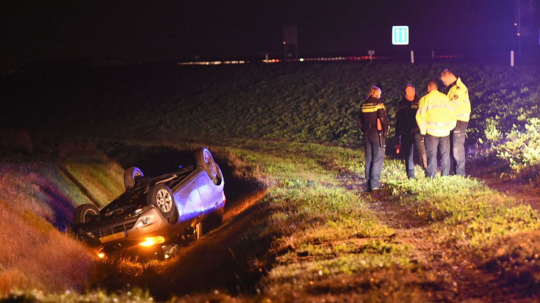 Auto in sloot N381