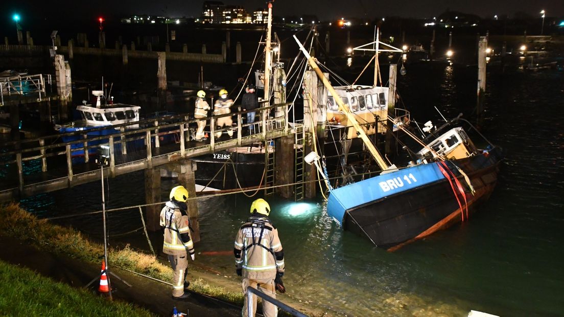 De BRU 11 liep vol water in de haven van Yerseke