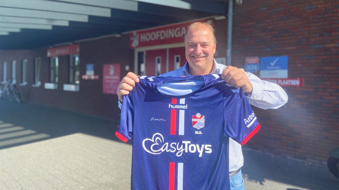 Eric Idema met het FC Emmen-shirt waar zijn bedrijf op pronkt (Rechten: RTV Drenthe/René Posthuma)