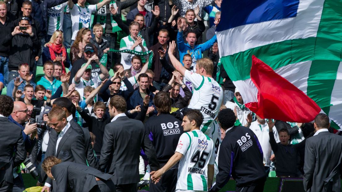 Fredrik Stenman op de schouders na zijn laatste duel in het shirt van FC Groningen