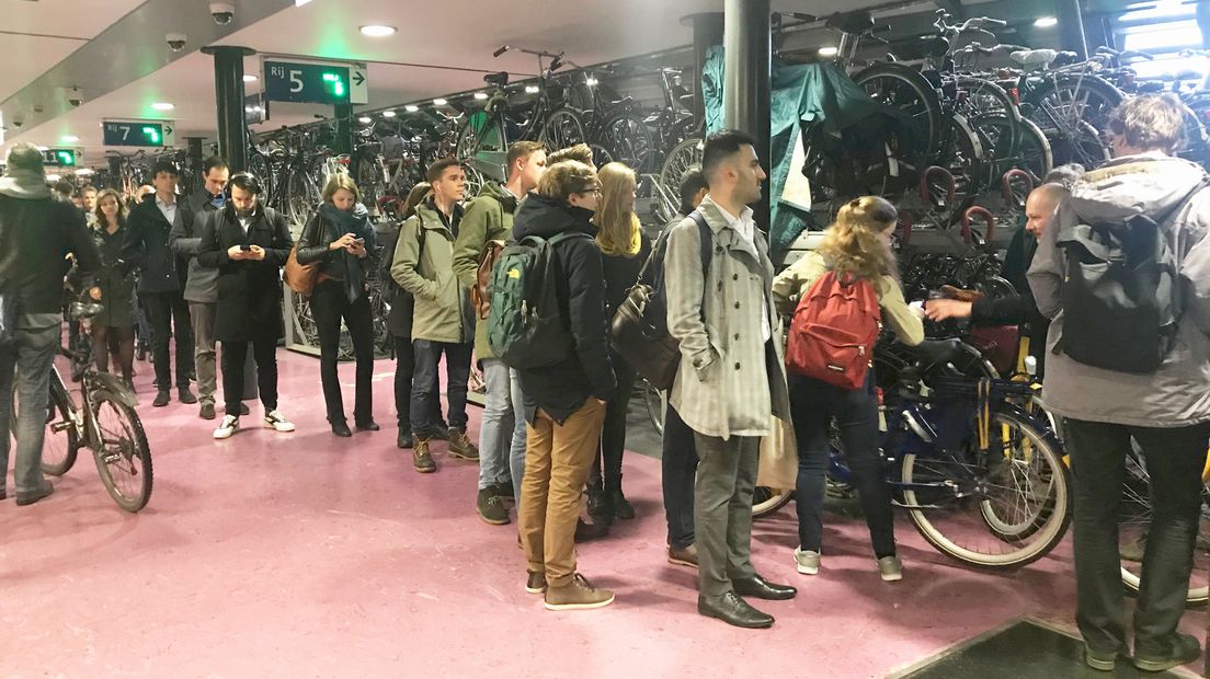 Enorme drukte bij het OV-fiets-uitgiftepunt bij Utrecht Centraal.
