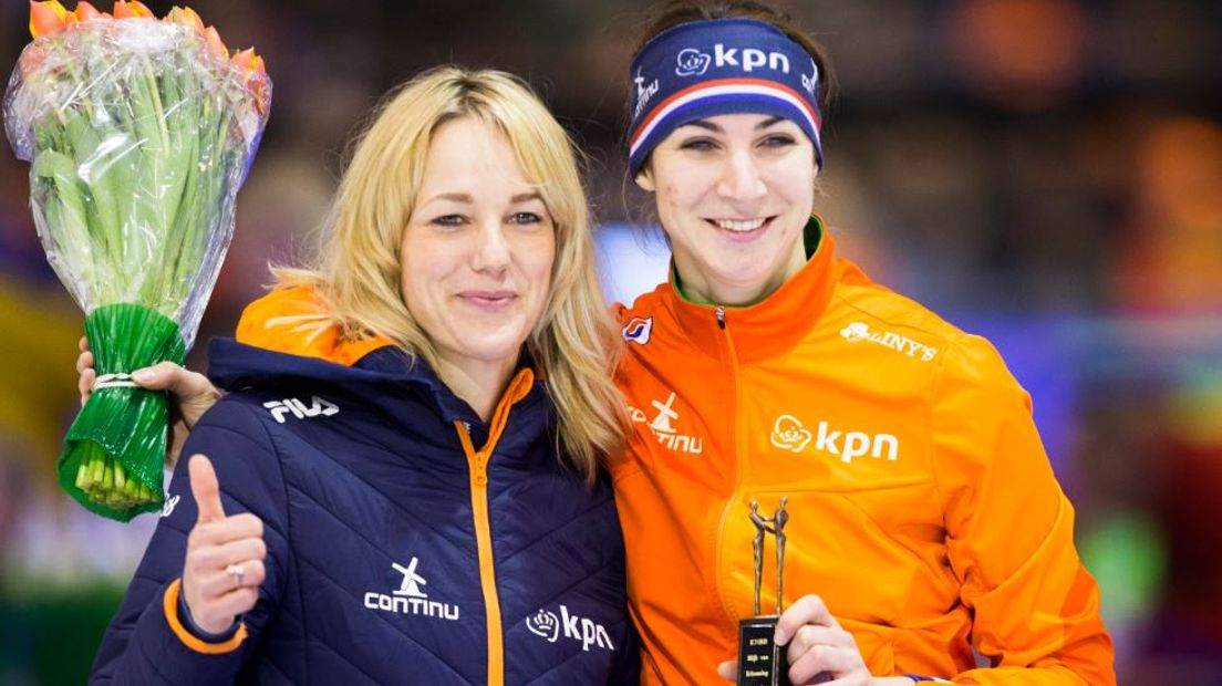 Marianne Timmer (links) maart dit jaar met Margot Boer die in Thialf afscheid neemt van het schaatsen.