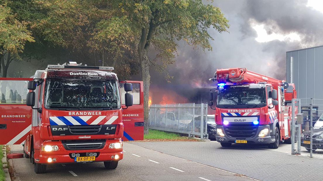 Bij garagebedrijf SN Auto's aan de Industriestraat in Doetinchem woedt maandagmiddag een grote brand. De brand was enige tijd zelfs uitslaand. Ook twee andere bedrijven, die in hetzelfde pand zitten, zijn getroffen.
