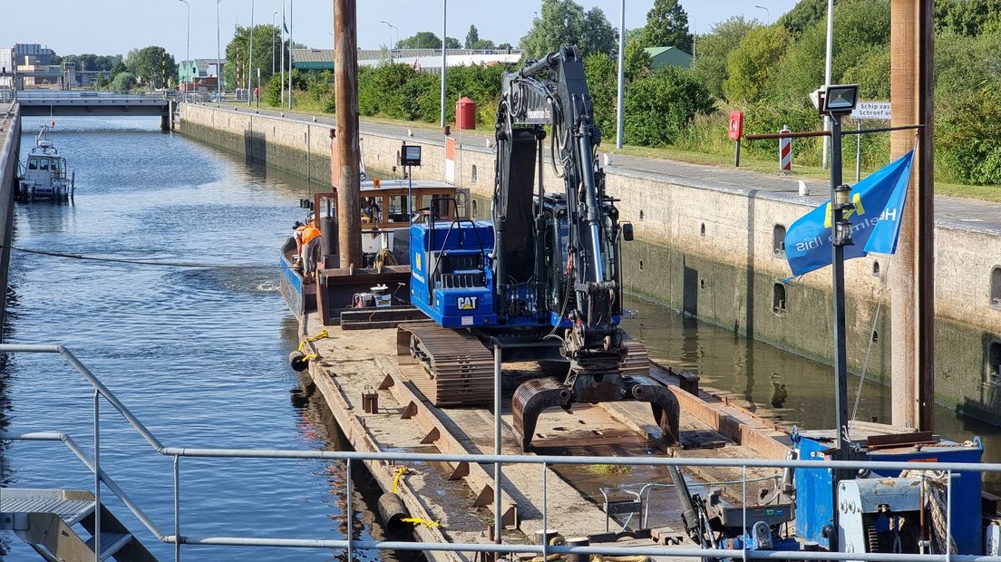 Kraanschip bij Oostersluis verwijdert stenen