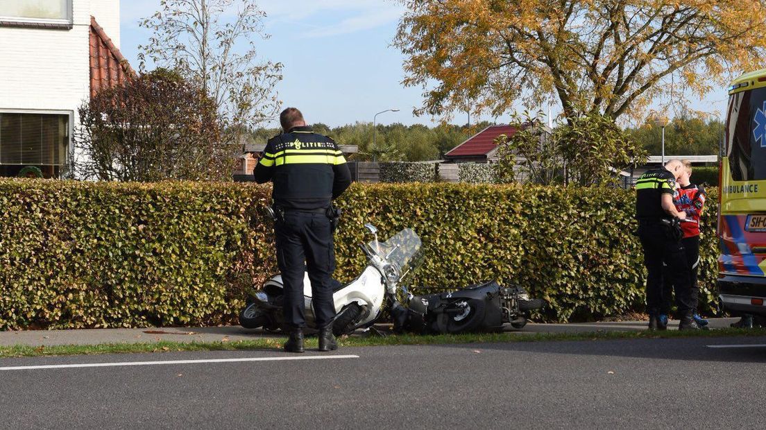 Twee scooters botsten op elkaar (Rechten: De Vries Media)