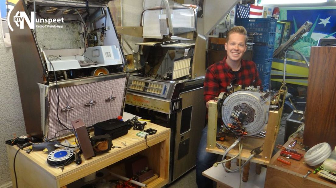 Jurian sleutelt met plezier verder aan de volgende jukebox.