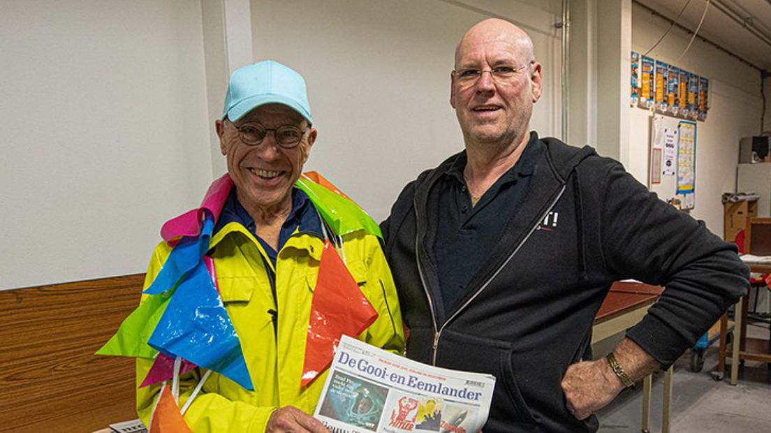Krantenbezorger Jaap Boon (links) met de manager van het krantendepot Hubert Papo