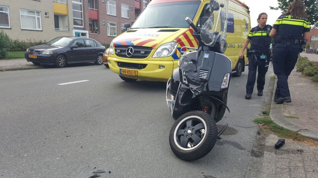 Scooterrijder gewond bij botsing op auto in Hengelo