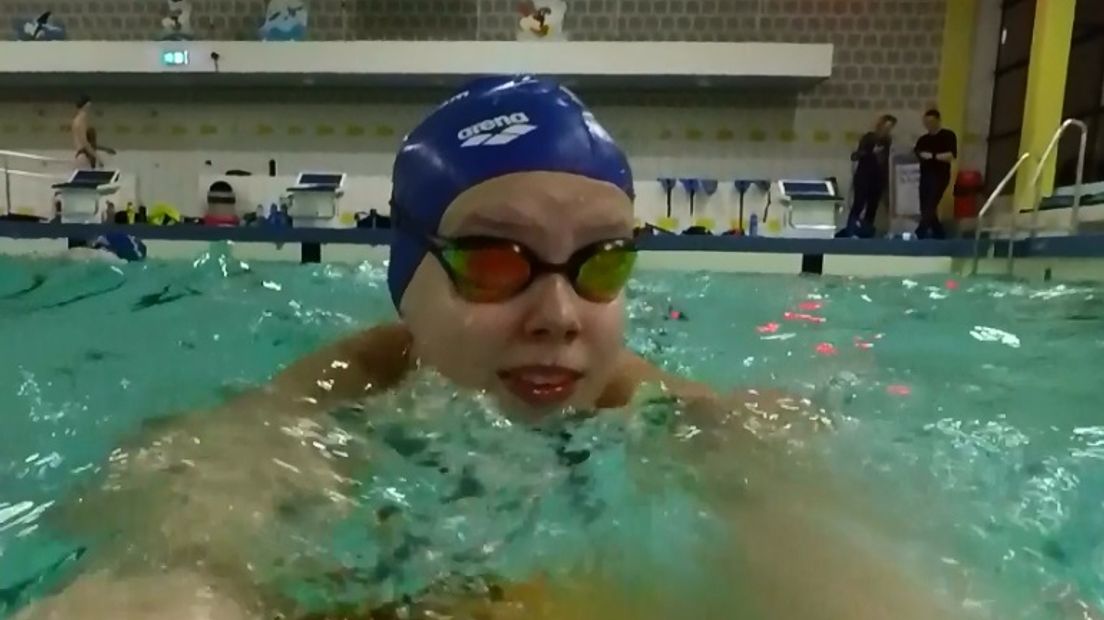 Paralympisch zwemster Sanne Hofman op weg terug (Rechten: RTV Drenthe)