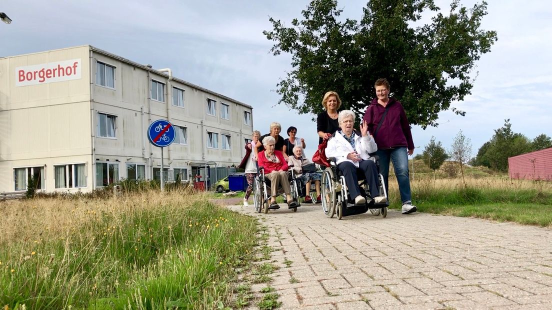 De eerste bewoners verlaten de tijdelijke Borgerhof om te verhuizen naar de nieuwbouw
(Rechten: Steven Stegen / RTV Drenthe)