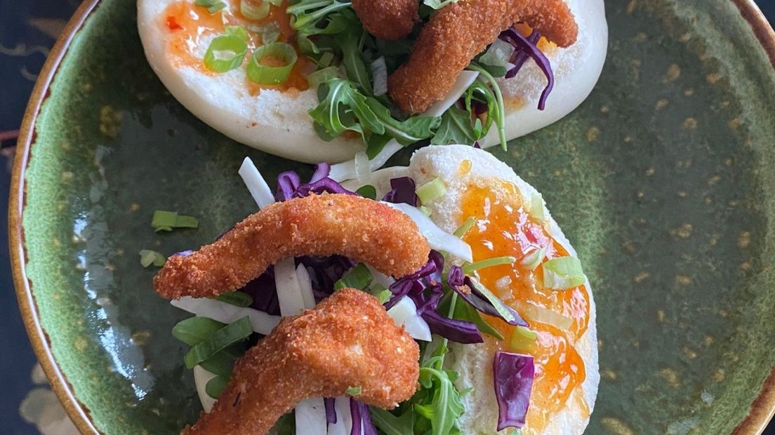 Bao bun met mangochutney, chilisaus, rucola, witte- en rode kool, bos-ui, krokante spicy shamba's