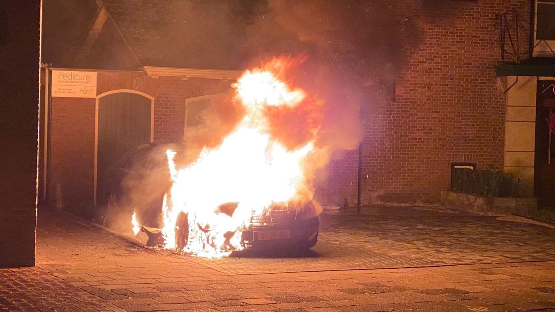 De auto van René Karst staat in brand