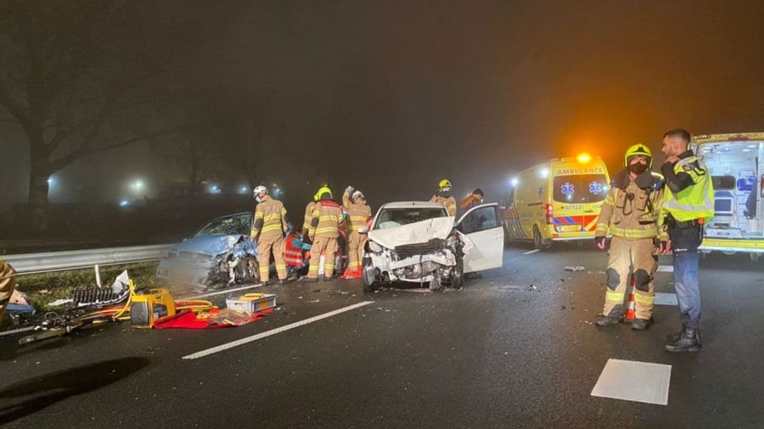 Hulpdiensten bij het ongeluk op de A325.