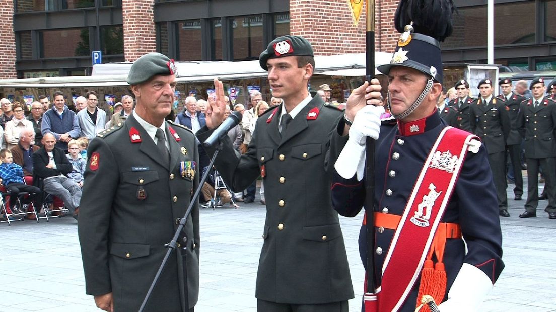 50 nieuwe militairen beëdigd in centrum Nijverdal