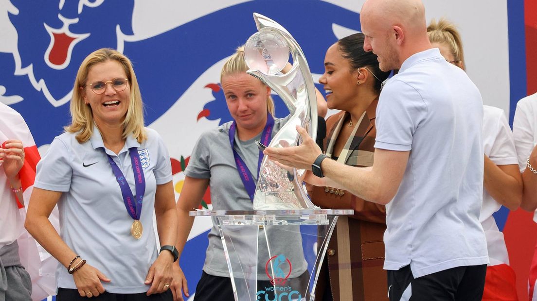Sarina Wiegman wordt gehuldigd