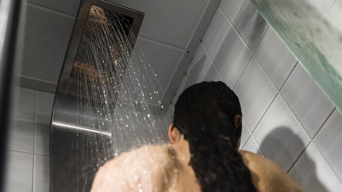 Een douchende vrouw