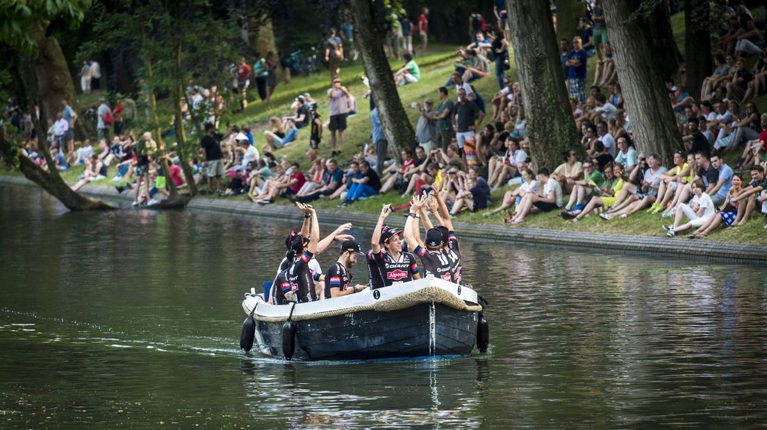 Ook bij de Tour in 2015 kwamen de renners aan met bootjes. Toen bij Park Lepelenburg.